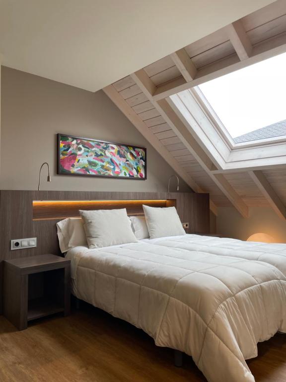 蓬费拉达Guiana Rooms - Adults Only的卧室配有一张白色大床和天窗