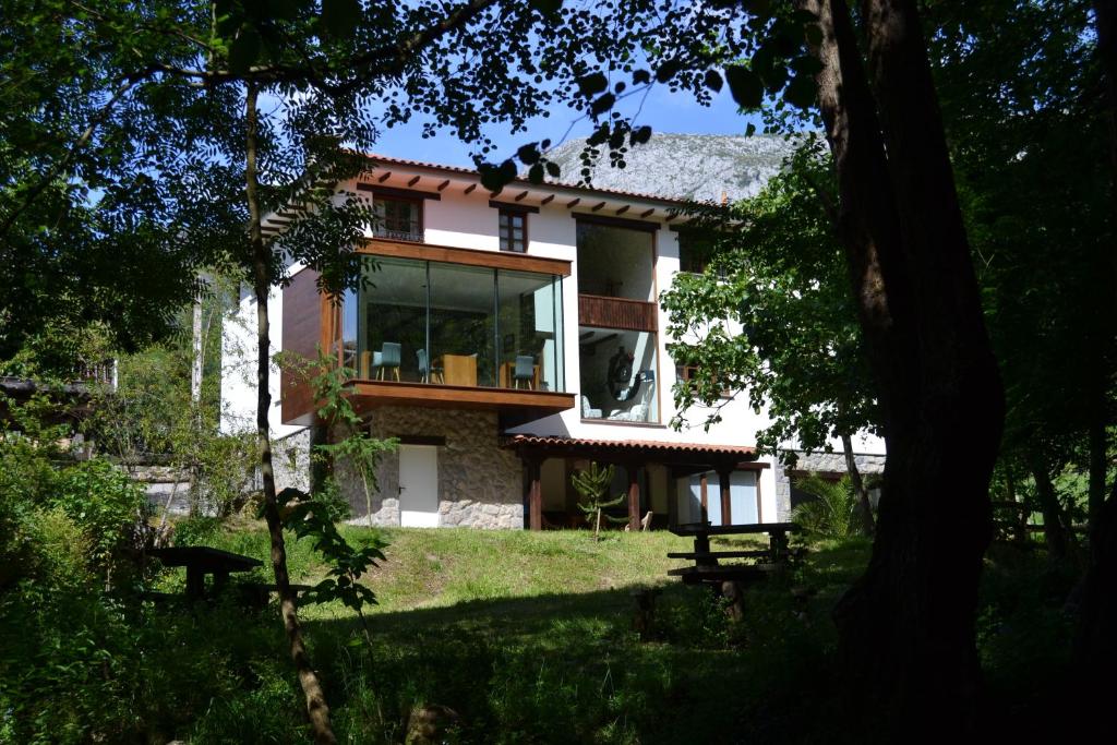 San SalvadorAlesga Hotel Rural - Valles del Oso -Asturias的房屋的一侧设有大窗户