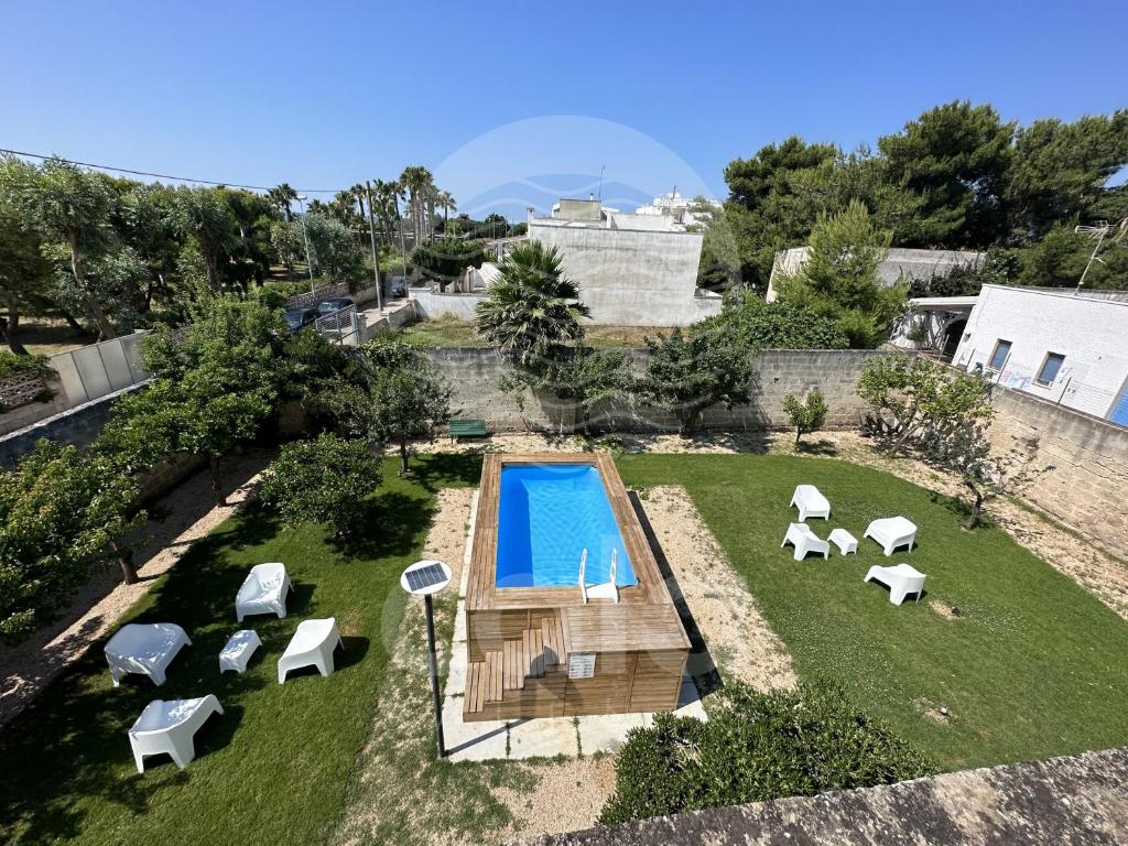 托雷拉皮罗Villa Capitano的享有后院的空中景致,设有游泳池和椅子