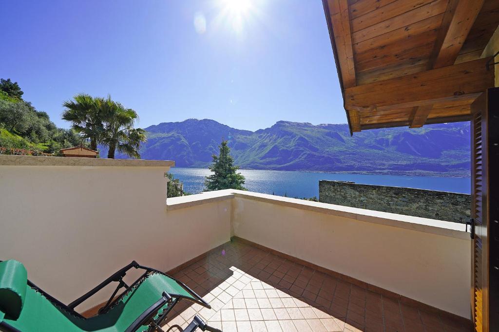 利莫内-苏尔加达Villa Fior di Loto的阳台配有椅子,享有湖景