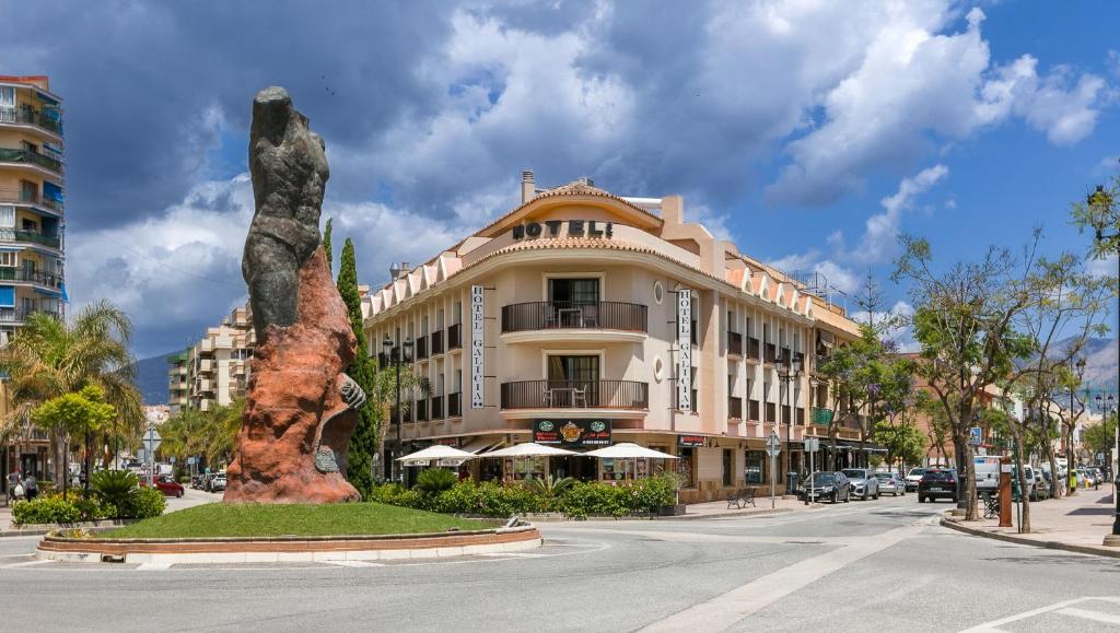 福恩吉罗拉加利西亚酒店的街道中间有雕像的建筑