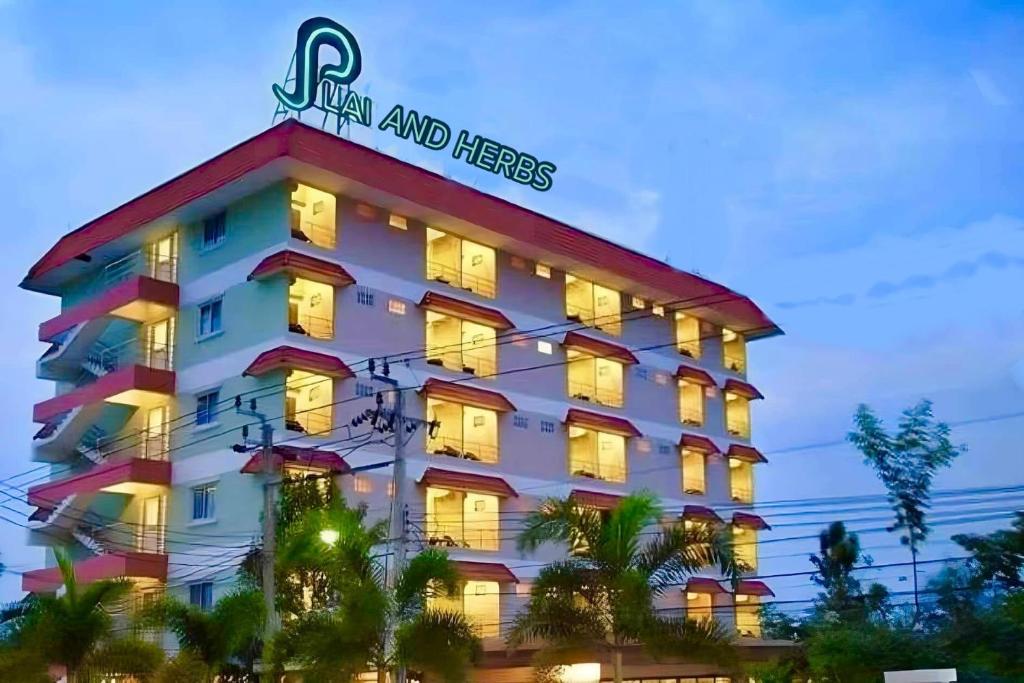 莱卡邦Plai And Herbs Suvarnabhumi Airport的上面有标志的酒店
