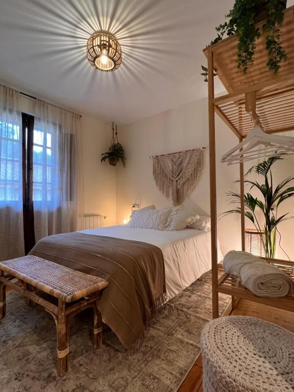 CarrenoCasa Rural Casa Selmo的一间卧室配有天蓬床和长凳