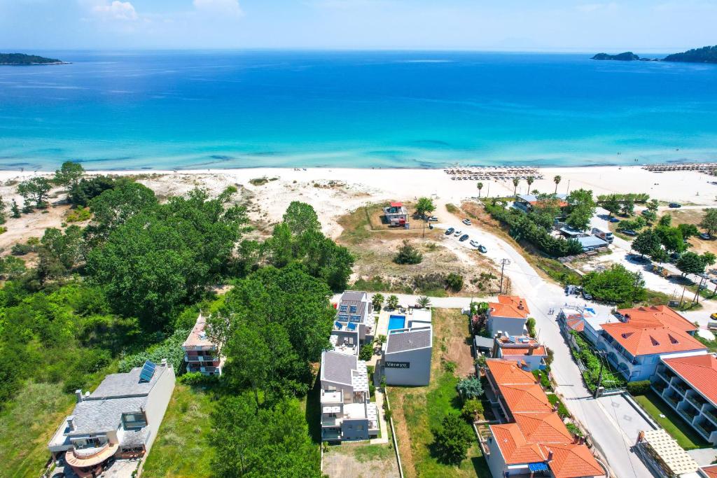 克里斯阿穆迪亚Vereya Beach的享有海滩的空中景致,设有房屋和海洋