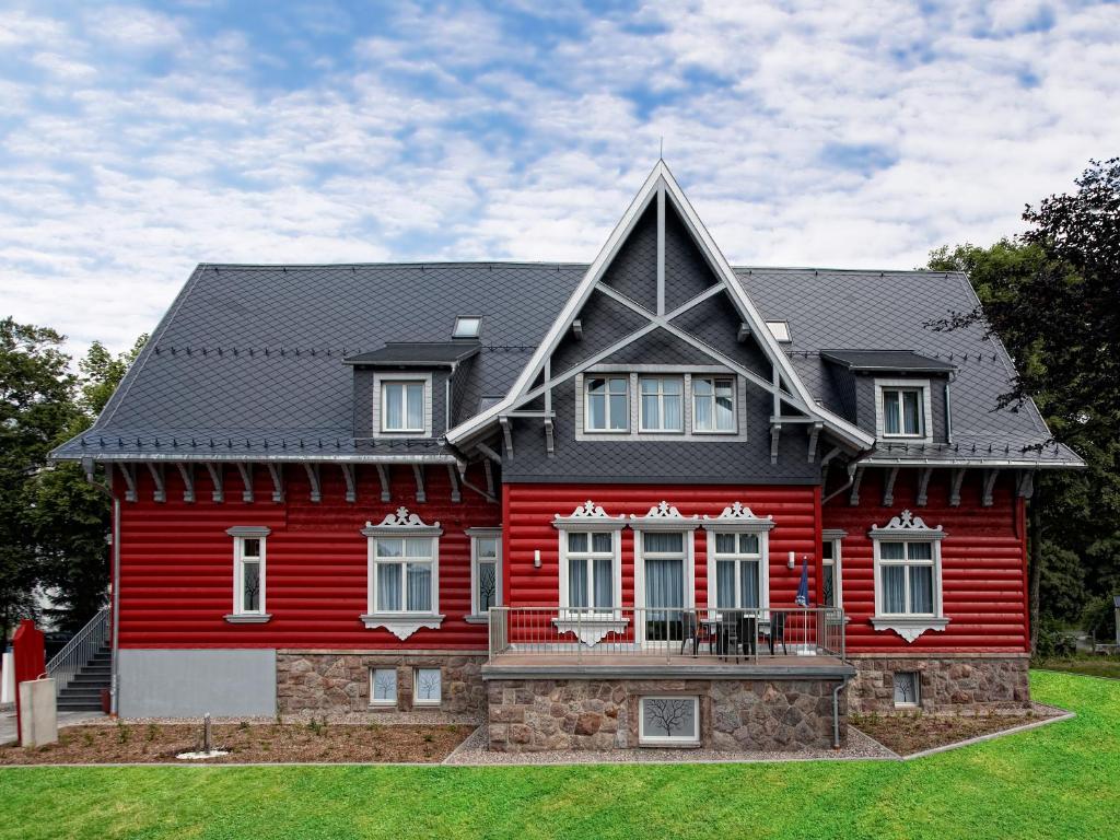 奥伯霍夫Villa Silva - Oberhof - Nebenhaus Berghotel Oberhof - nur Übernachtung的黑色屋顶的红色房子