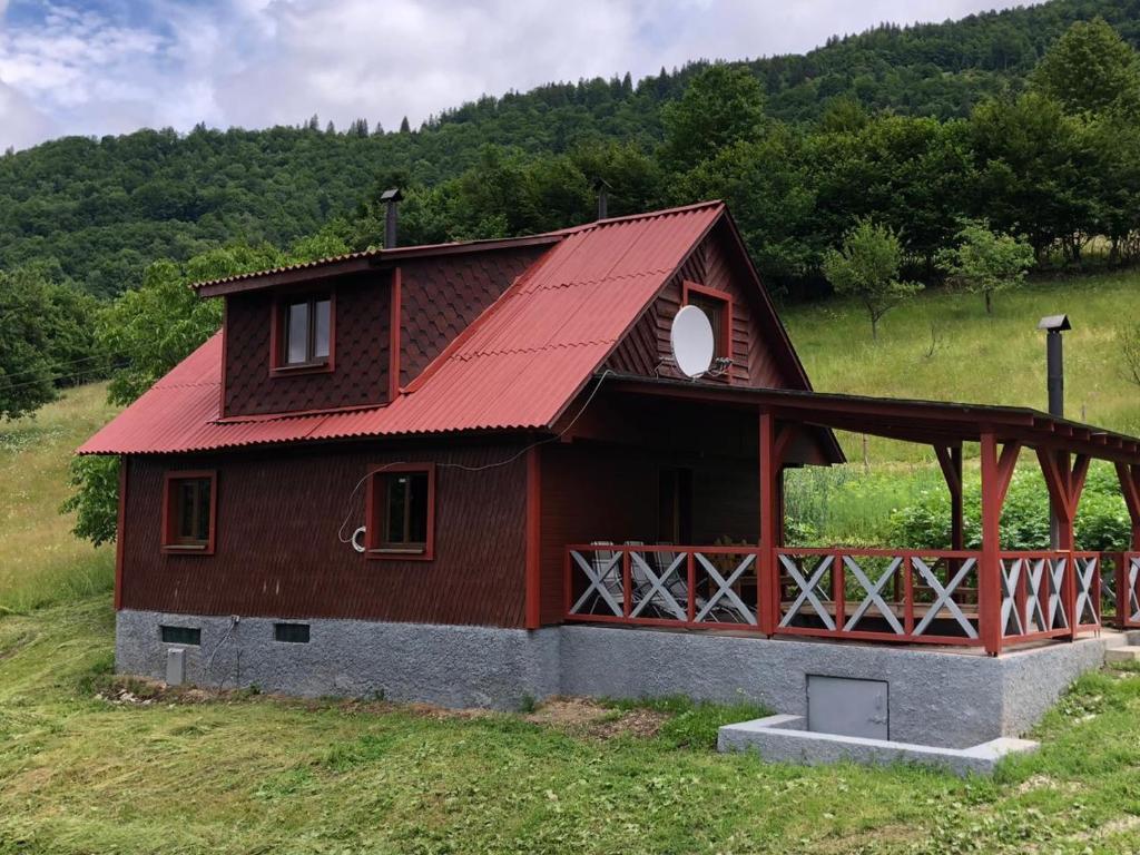 KostylivkaЕкоферма Семенюк的红色屋顶的红色小房子