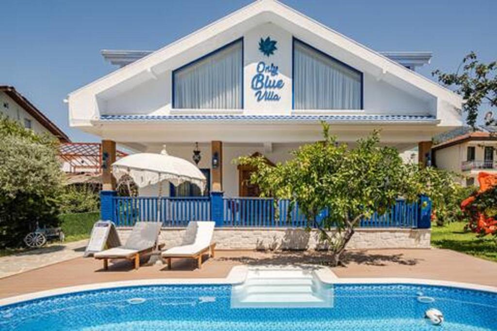 戈西克Only Blue Villa的一座房子前面设有游泳池
