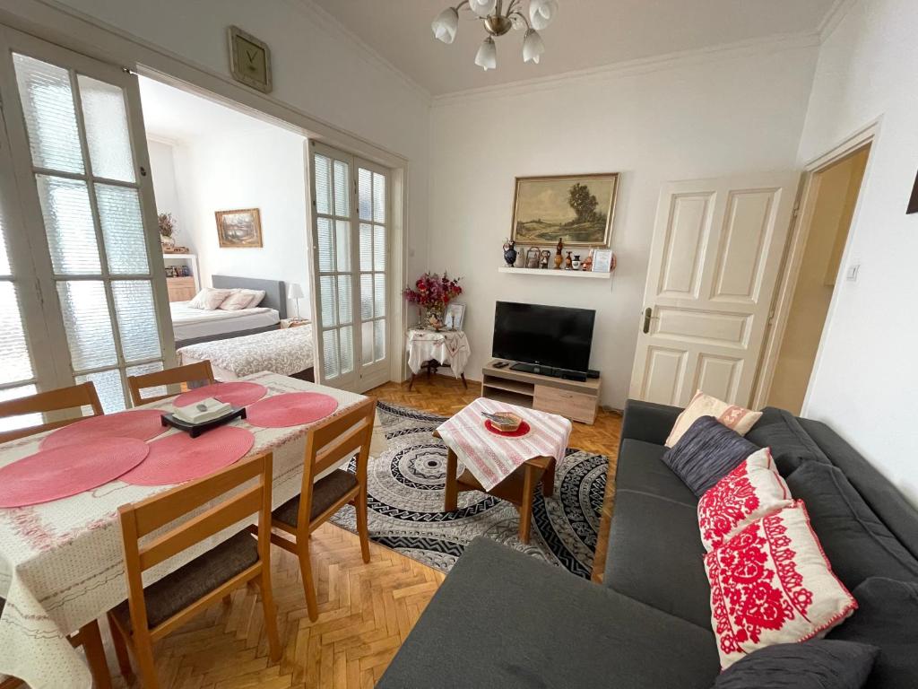 布达佩斯Family Home的客厅配有沙发和桌子
