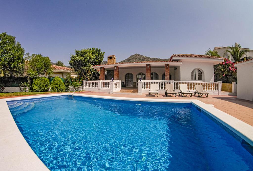 贝纳尔马德纳Villa Yanna的房屋前的游泳池