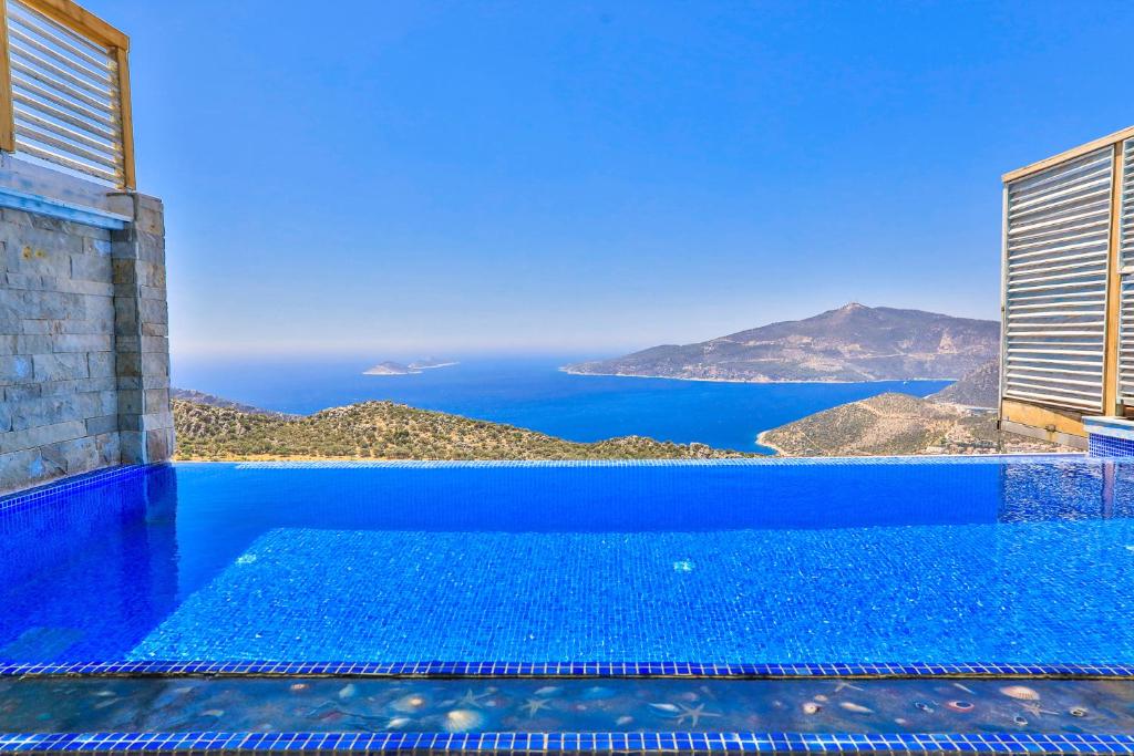 卡尔坎Villa Jilda Kalkan的蓝色的海景游泳池