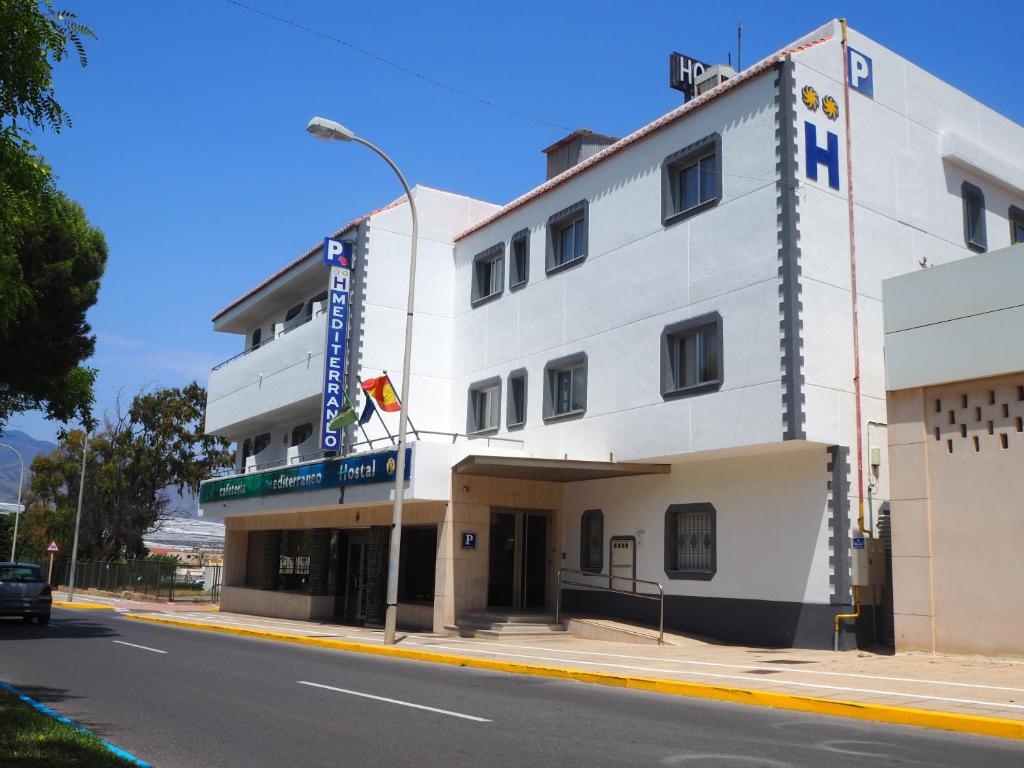 厄尔埃基多地中海旅馆 的街道拐角处的白色建筑