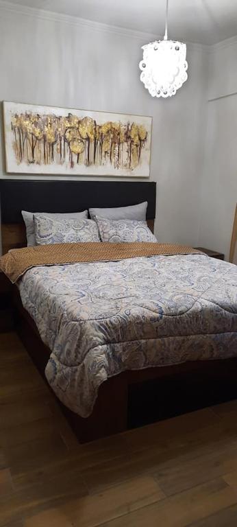 帕拉塔蒙Orestis Cozy Nest的一间卧室配有一张壁画床