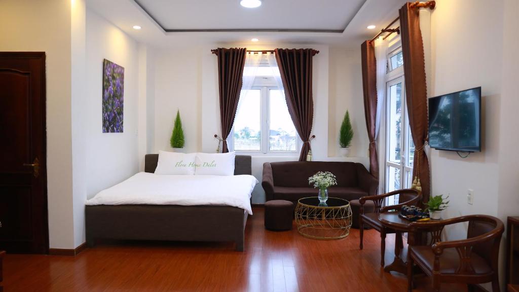 大叻FLORA HOME DALAT的客厅配有床和沙发