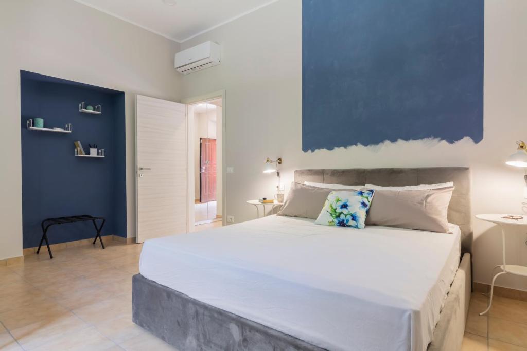 Lo Scorcio Marmore的一间卧室设有一张蓝色墙壁的大床