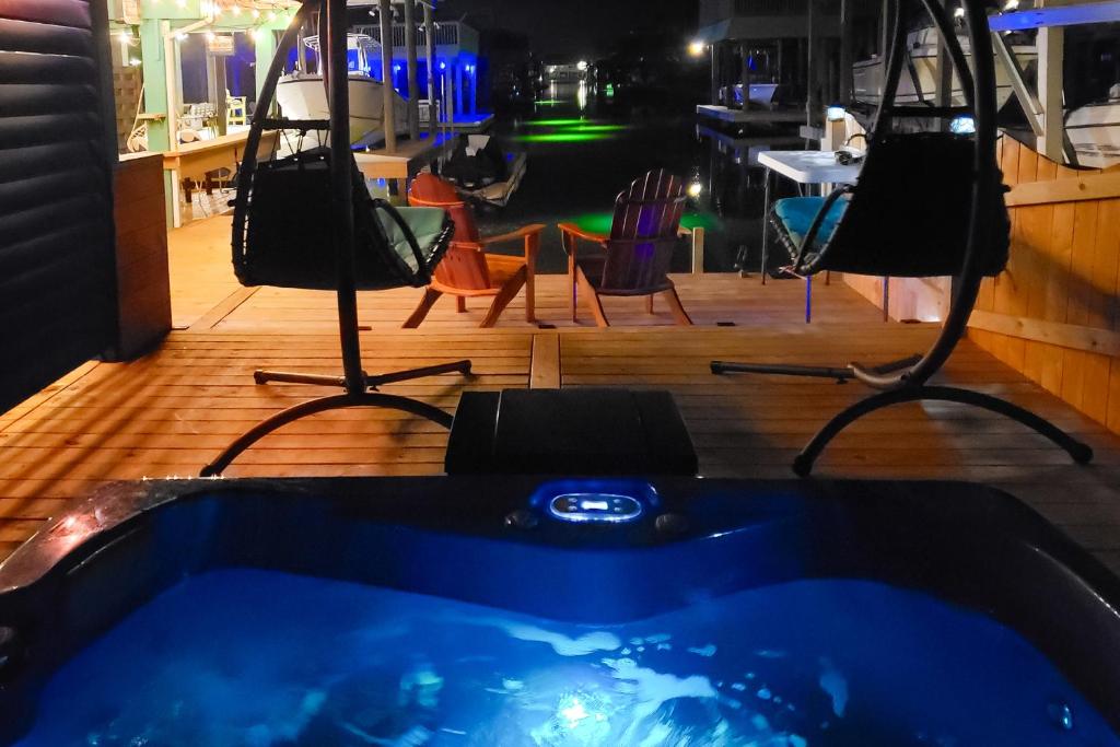 加尔维斯敦Jamaican Waves的配有桌椅的客房内的热水浴池