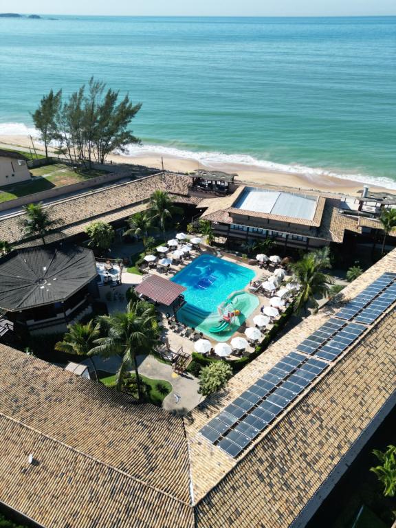 里约达欧特拉斯韦拉欧普拉亚酒店的享有度假胜地的空中景致,设有游泳池和海滩