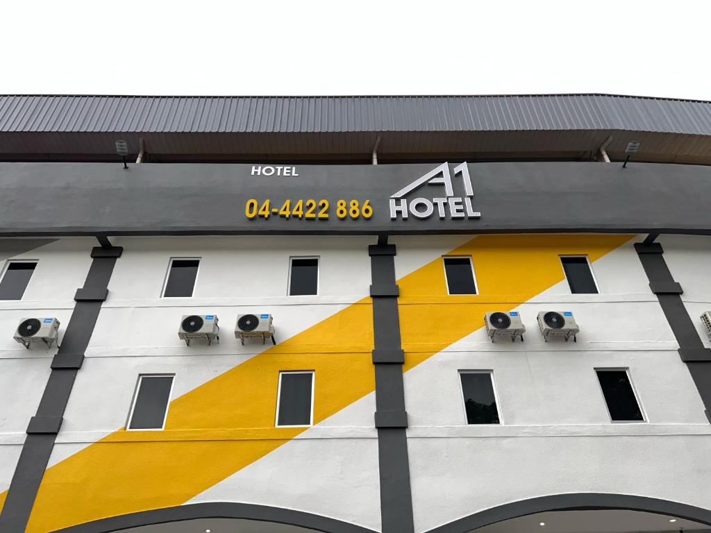双溪大年A1 Hotel Sungai Petani的大楼一侧的带摄像头的酒店