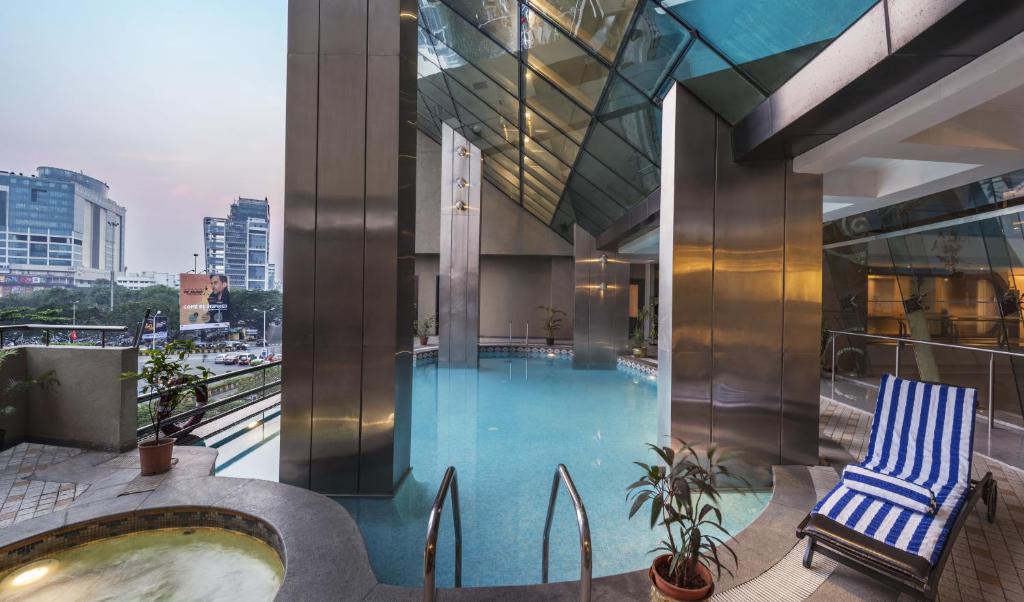 纳威孟买滕伽里根扎酒店的一座大楼顶部的游泳池