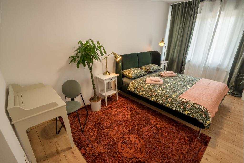 萨格勒布Lemon Market rooms的一间卧室配有一张床和一张植物桌子