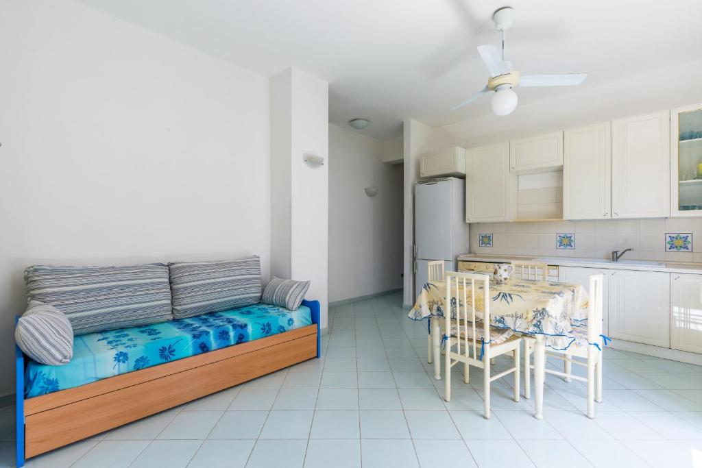 伊斯基亚Friendly&Family Apartment at Ischia的配有床和桌子的房间以及厨房