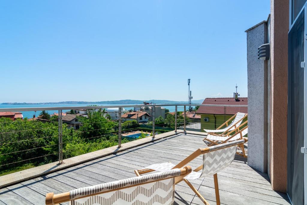 切尔诺莫雷茨Happy-U house - Modern and with stunning view的阳台配有两把椅子,享有海景。