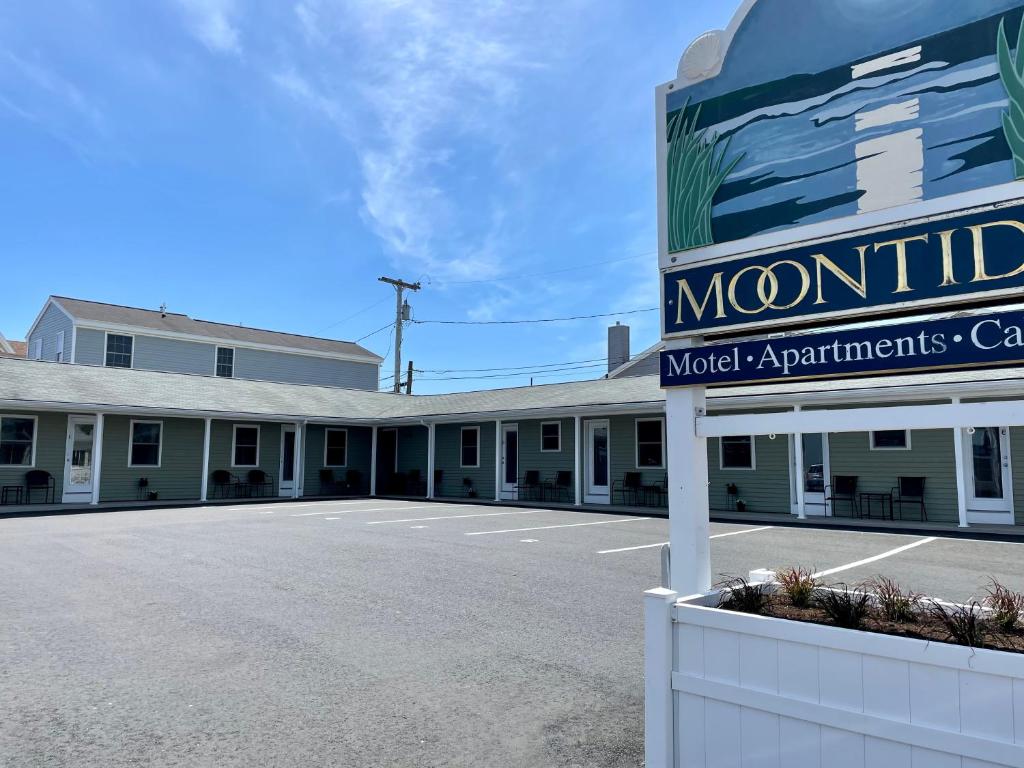 旧奥查德比奇Moontide Motel, Apartments, and Cabins的汽车旅馆前的一个空停车位