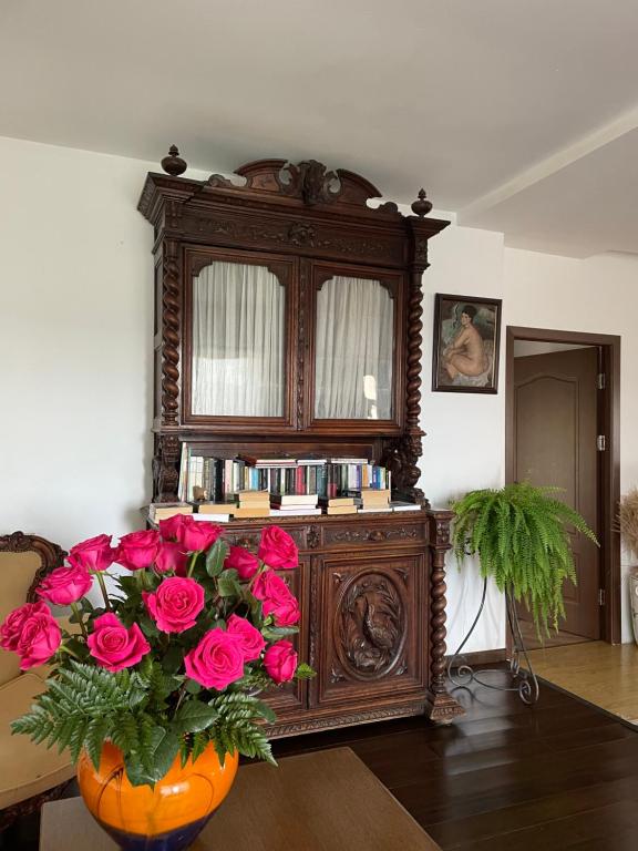霍雷祖Conacul Paloși的一个大木柜,上面有一团粉红色的玫瑰花