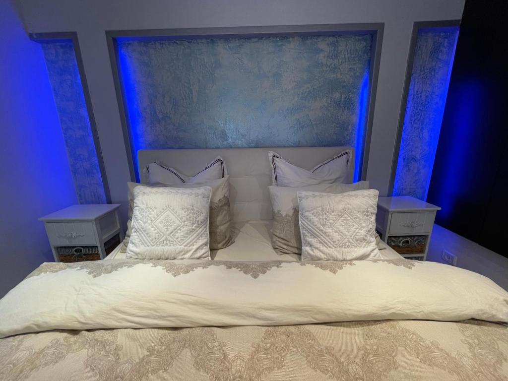 埃拉特Eilat Beach House的卧室里有一张床，床单和枕头都是白色的