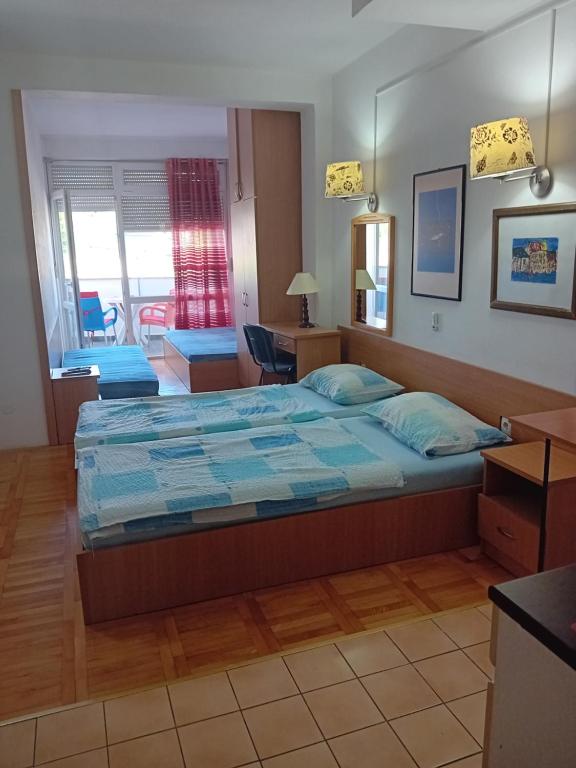 特雷比涅Vila Centar的一间卧室,卧室内配有一张大床