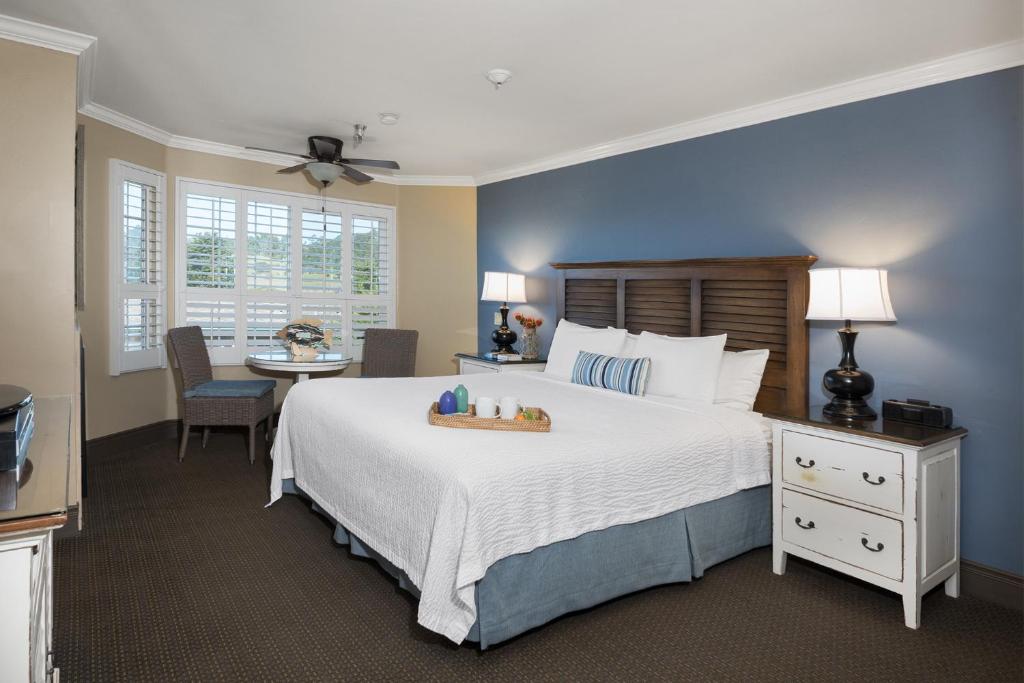 坎布里亚砂卵石酒店的一间卧室配有一张大床、一张桌子和一张书桌
