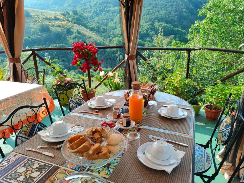 莫尔曼诺B&B Il Ghiro-Country House的餐桌,早餐包括面包和橙汁