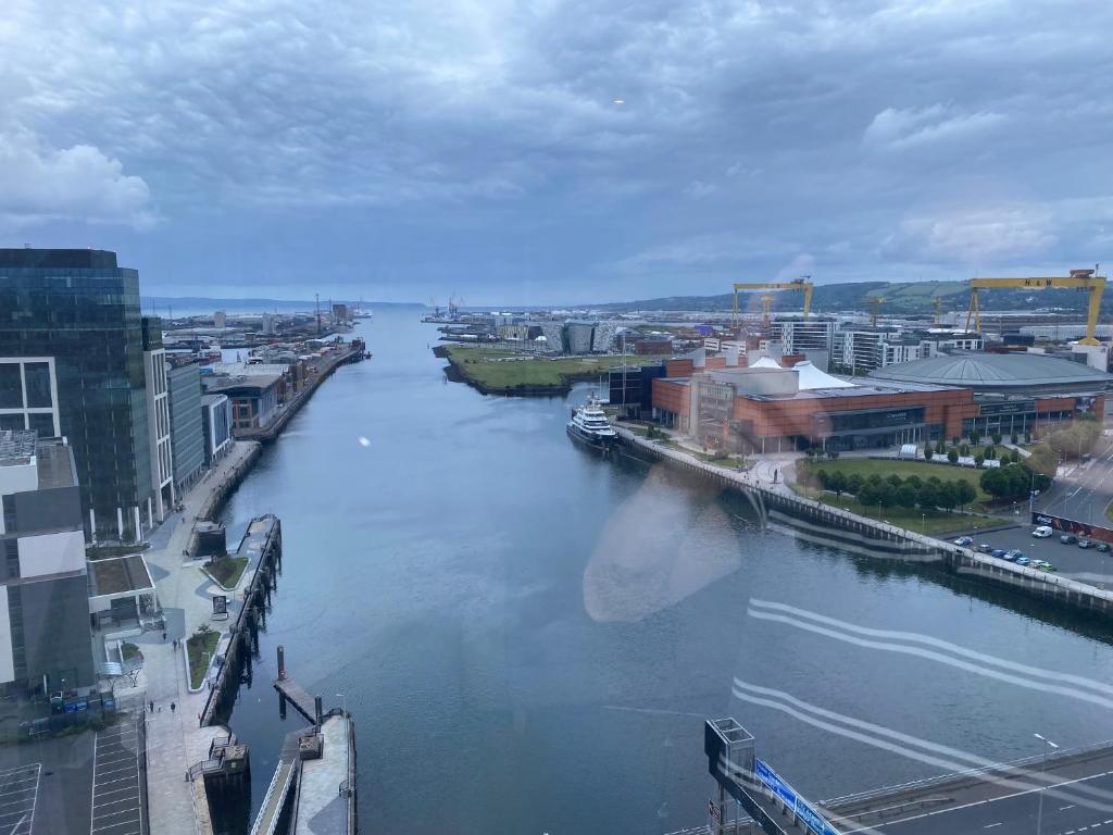 贝尔法斯特Titanic and Sea View Belfast 2 bedroom Apartment City Centre的城市河景