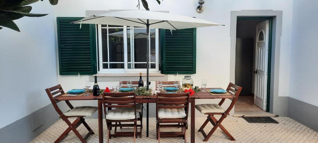 阿尔曼萨Villa Pretty的一张带椅子的木桌和一把伞