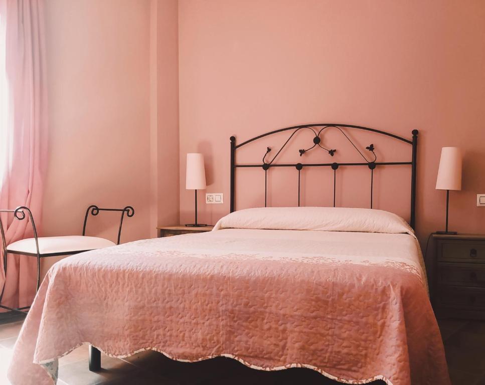 卡韦苏埃拉德尔瓦列El Balcon De Cabezuela Valle del Jerte的一间卧室配有一张大床和两盏灯。