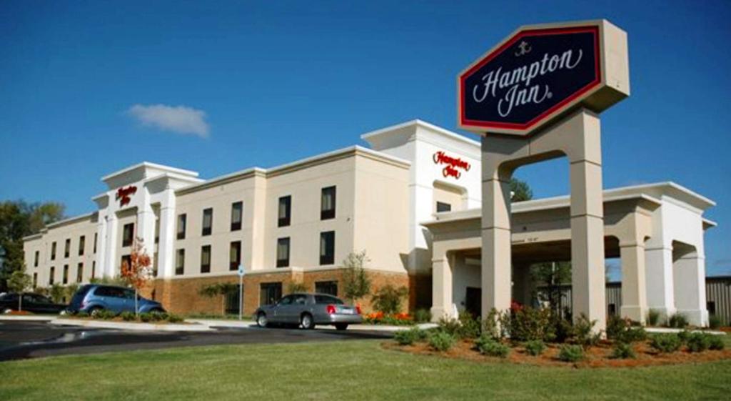 杰斯帕贾斯珀希尔顿恒庭酒店的汉普顿旅馆标志,设有停车场
