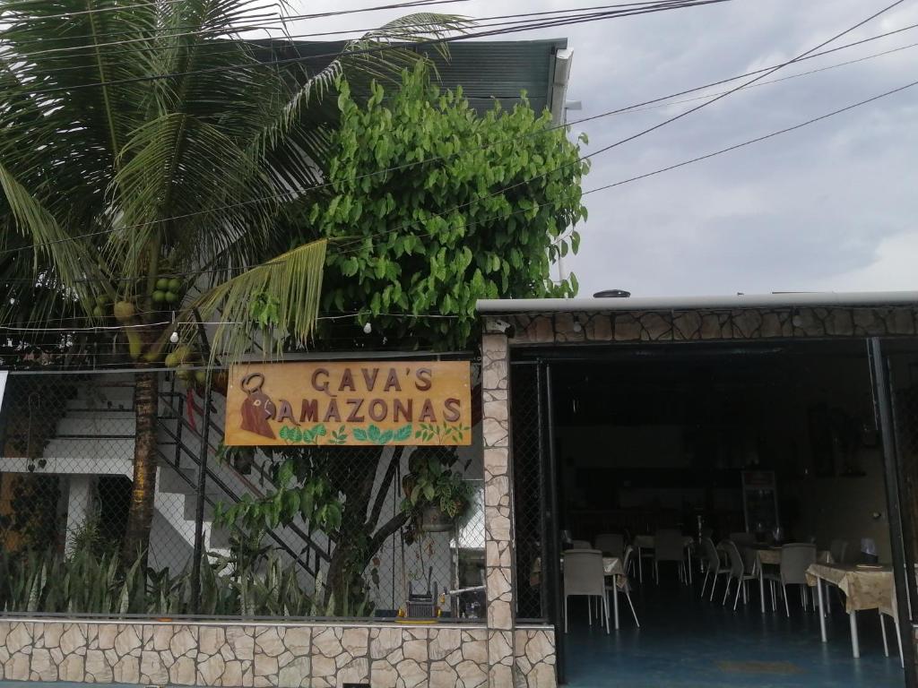 莱蒂西亚Hotel Gavas Amazonas的大楼前餐厅标志