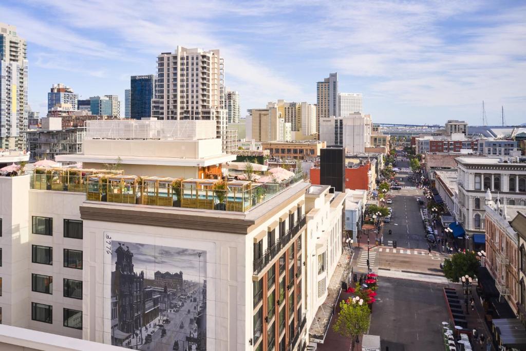 圣地亚哥AC Hotel by Marriott San Diego Downtown Gaslamp Quarter的享有城市美景。