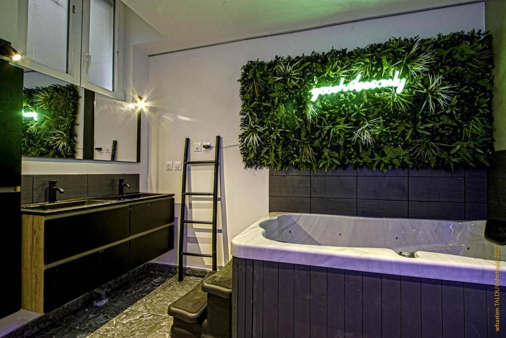 鲁昂CosyRouen Bali Spa Hamman的带浴缸和绿色墙壁的浴室