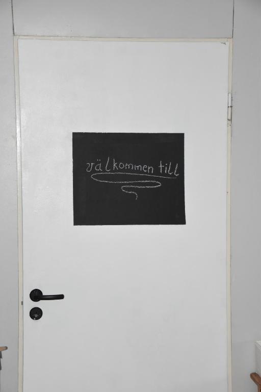 Bieber`s Gästezimmer的白色的门,上面有标志