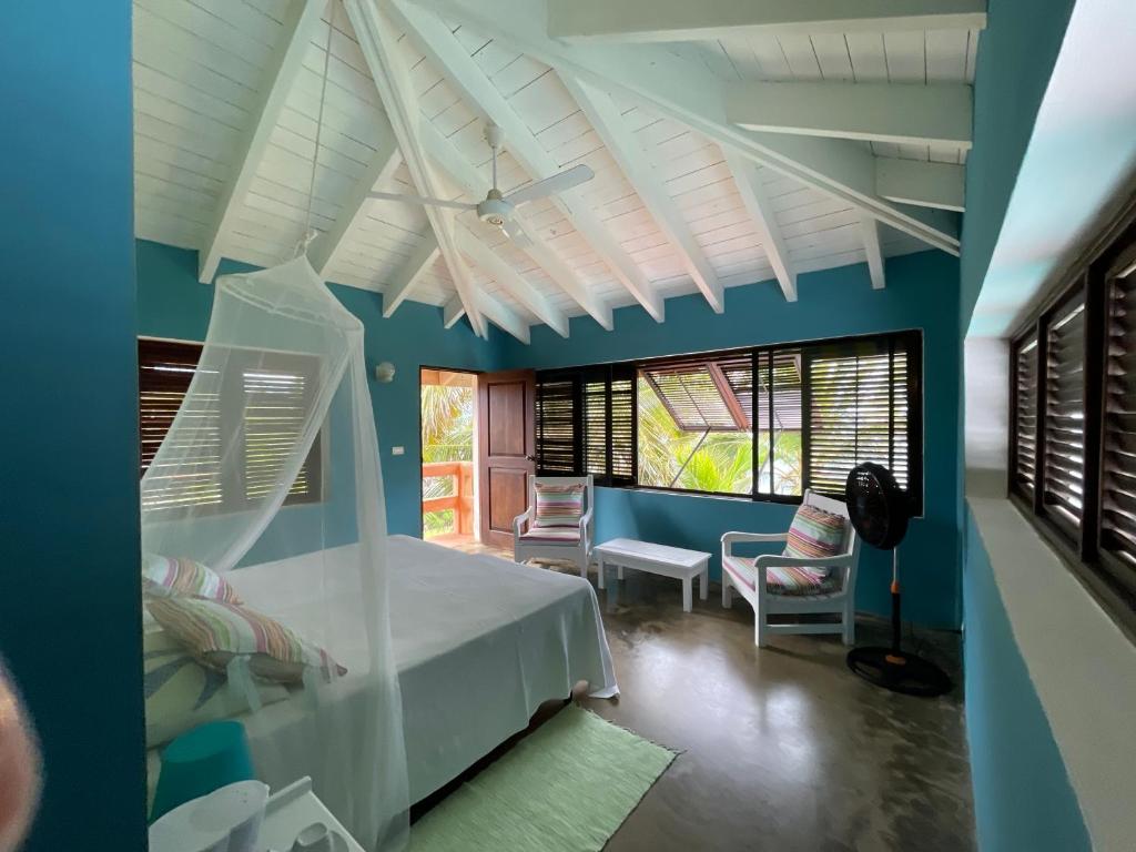 拉斯加勒拉斯Guestroom los gorgones的卧室配有白色的床和蓝色的墙壁