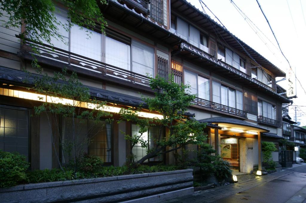 丰冈市斯诺梅索酒店的建筑的一侧有灯