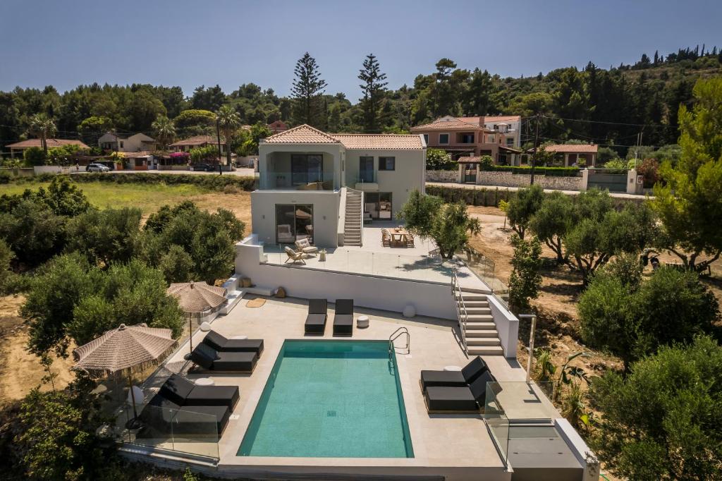 里科索翁Villa Sensi的享有带游泳池的房屋的空中景致