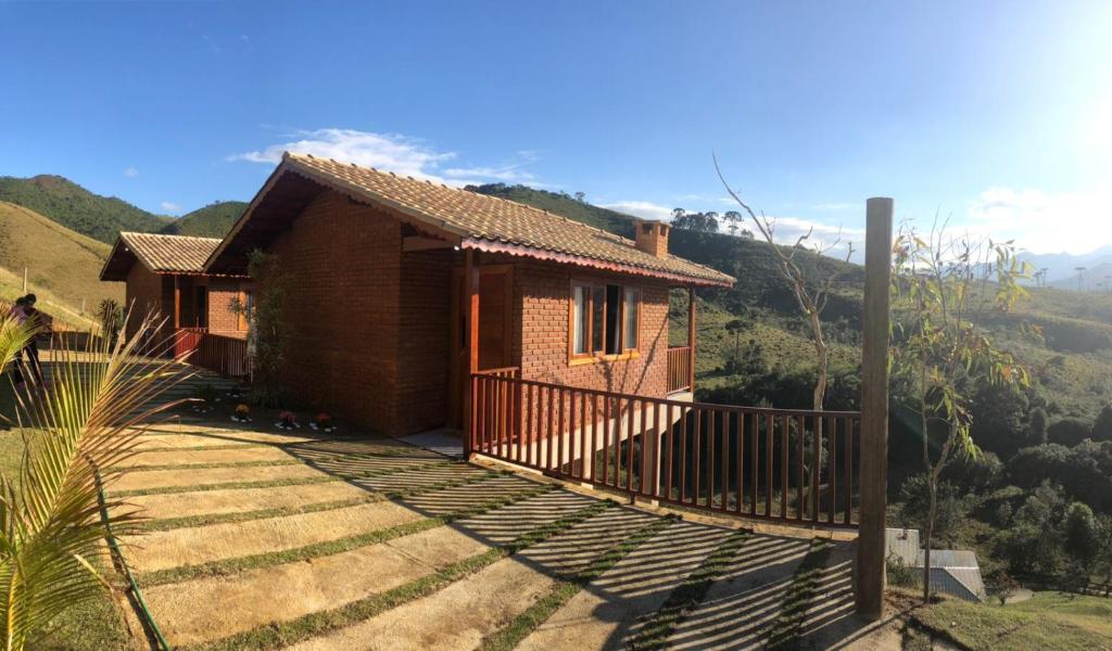 维奥康德马奥Recanto João de barro的带阳台的小房子,毗邻高山