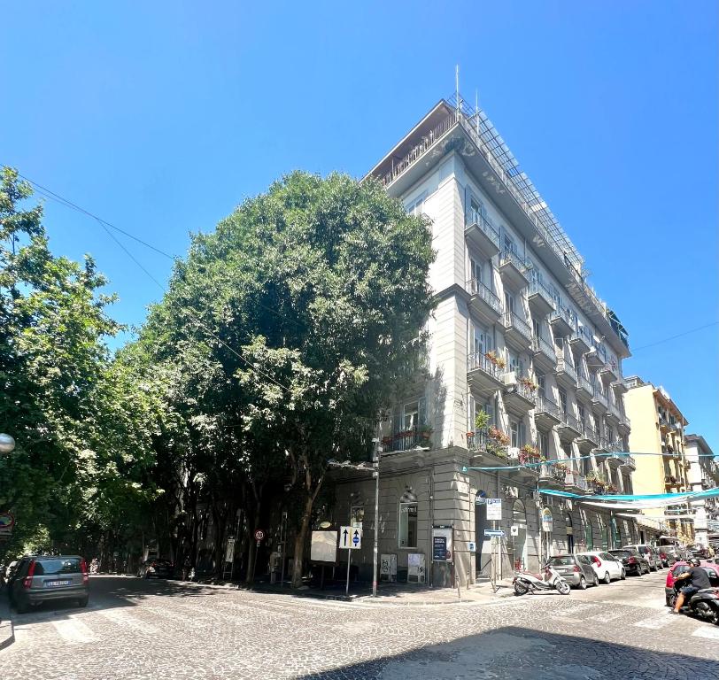 那不勒斯MILUAR Luxury B&B - Vanvitelli的前面有一棵树的白色大建筑