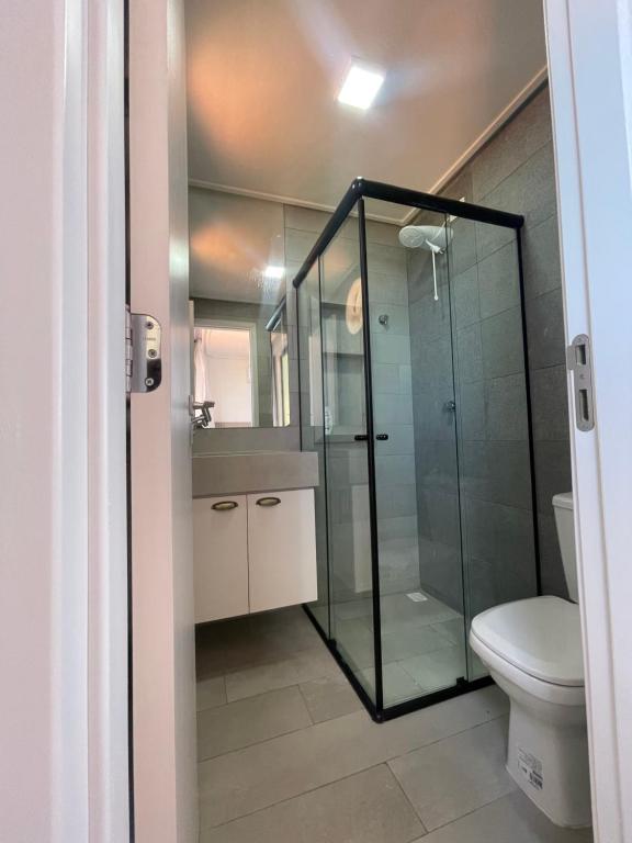 康德Apartamento Praia de Carapibus的一间带玻璃淋浴和卫生间的浴室