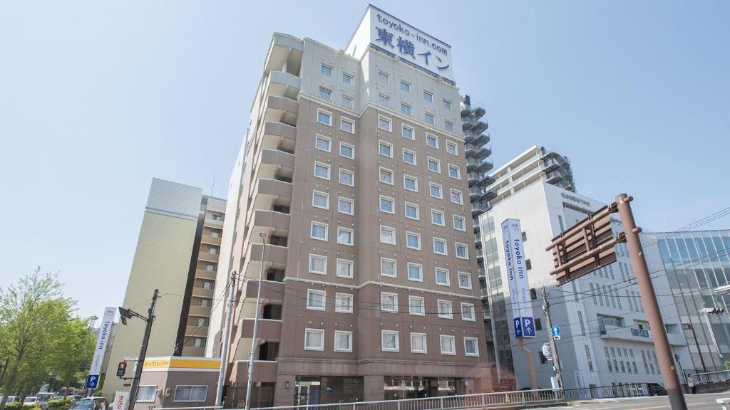 福岛Toyoko Inn Fukushima-eki Higashi-guchi No 2的一条城市街道上的高大的棕色建筑