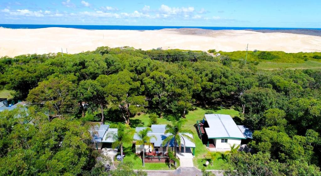 安娜湾斯蒂芬斯港度假酒店的享有树木和大海的房屋的空中景致