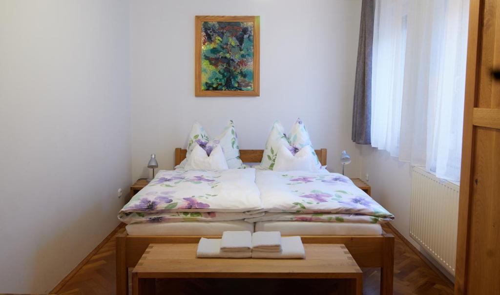 佩奇KeramikArt-Wohnung的一间小卧室,配有一张床和一张桌子