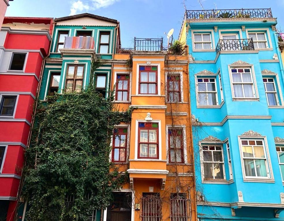 伊斯坦布尔Balat Historical Luxury House的城市中一排色彩缤纷的建筑
