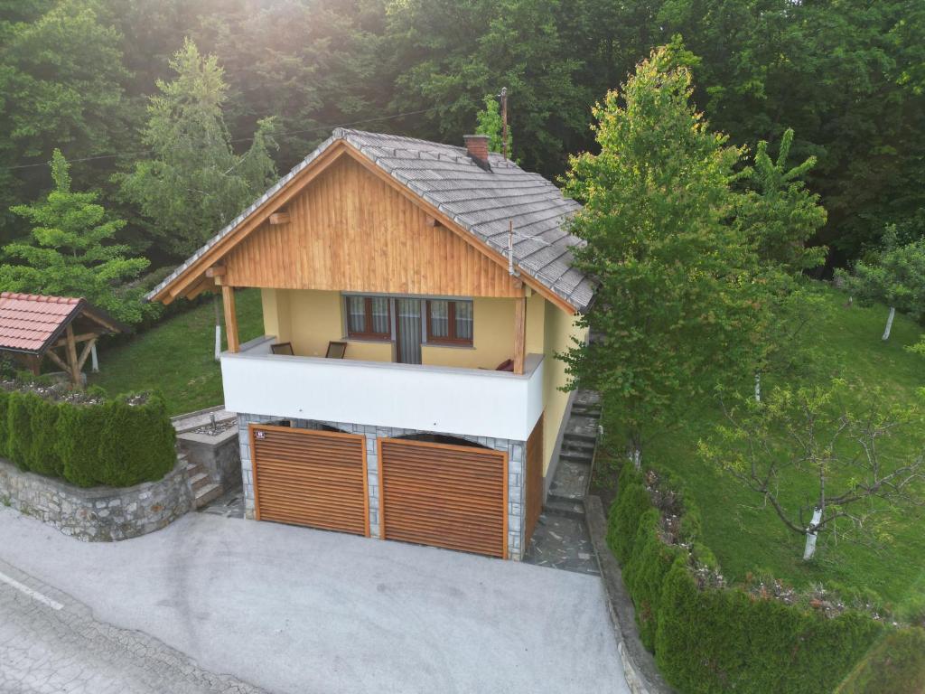 DragatušVineyard cottage Pri Krakaru的车库的顶部景色